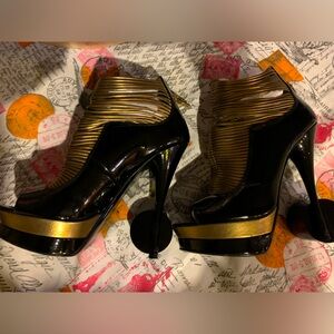 GUC!!!🎀VERSACE patent leather pumps.